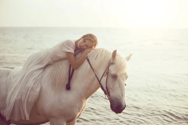 Sahilde atı ile beyaz elbiseli kız — Stok fotoğraf