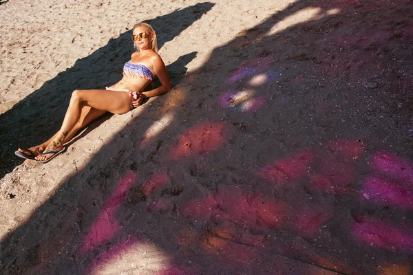 Moda ao ar livre foto de mulher bonita em biquíni colorido relaxante na praia de verão — Fotografia de Stock