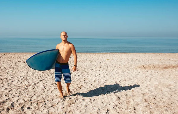 Surfer wird an einem sonnigen Tag im Meer surfen — Stockfoto