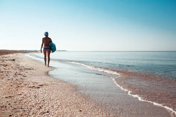 Belle fille surfeuse sexy sur la plage — Photo