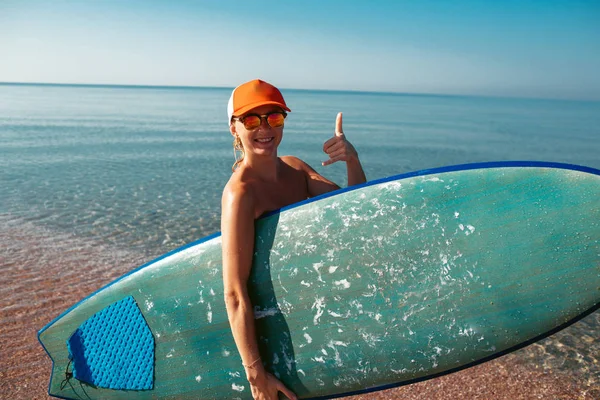 Belle fille surfeuse sexy sur la plage — Photo