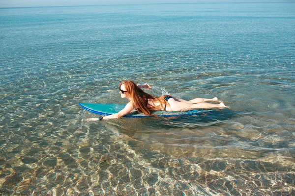 Schöne sexy Surfer Mädchen am Strand — Stockfoto