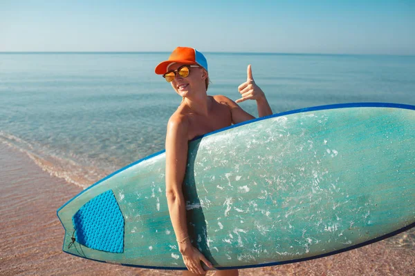 Schöne sexy Surfer Mädchen am Strand — Stockfoto