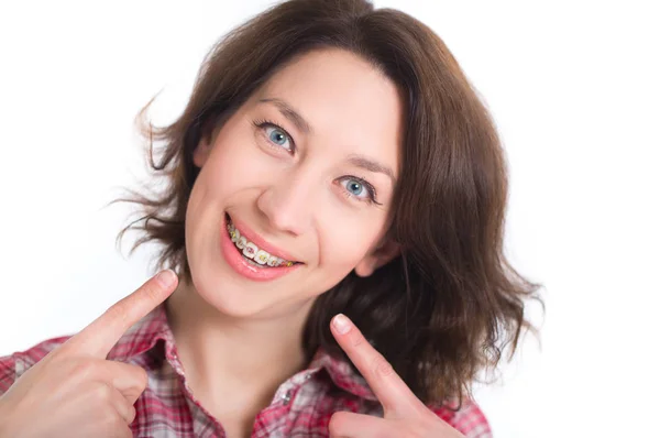 Schöne Mädchen mit perfekter Haut und bunten Hosenträgern posiert auf weißem Hintergrund — Stockfoto