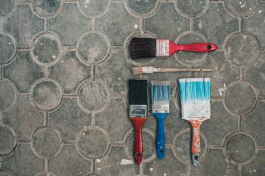 Eski döşeme arka planı üzerinde Boya fırçaları