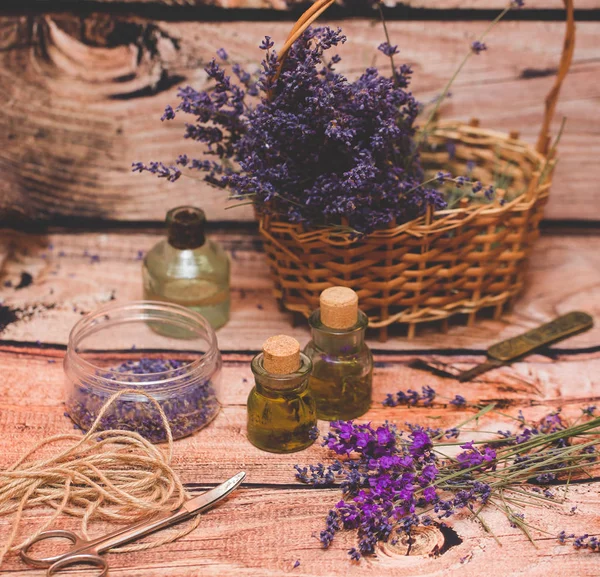 Olejek lawendowy z świeżych kwiatów na drewniane tła. — Zdjęcie stockowe