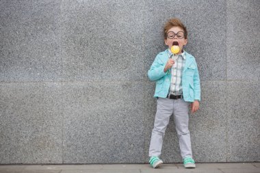 Lolipop gri duvarının yakınında olan moda çocuk