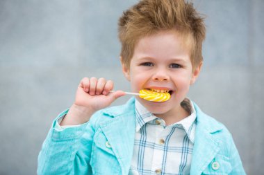 Lolipop gri duvarının yakınında olan moda çocuk