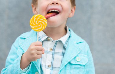 Lolipop gri duvarının yakınında olan moda çocuk