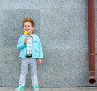 Lolipop gri duvarının yakınında olan moda çocuk