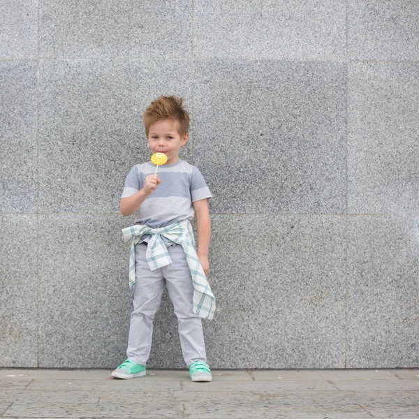 Fashion kid near gray wall — Stock Photo, Image