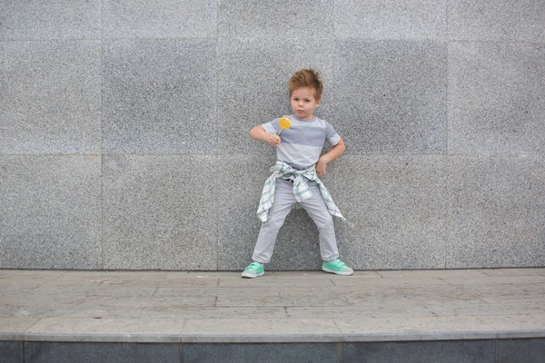 Mode kind in de buurt van grijze muur — Stockfoto