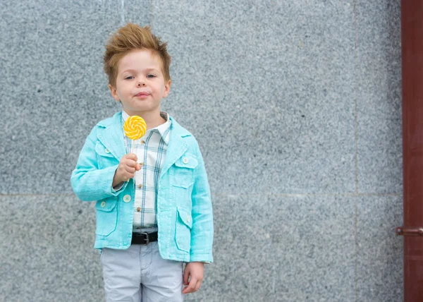 Enfant de mode avec sucette près du mur gris — Photo