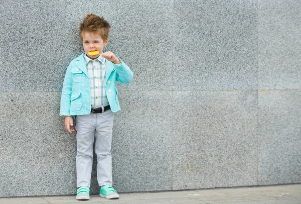 Lolipop gri duvarının yakınında olan moda çocuk