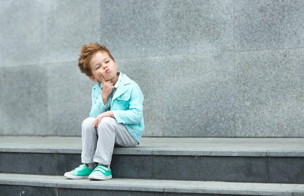 Módní kid představuje šedé zdi — Stock fotografie