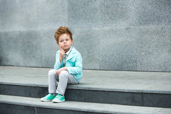 Módní kid představuje šedé zdi — Stock fotografie