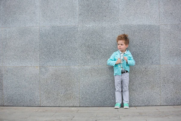 Dziecko moda pozowanie w pobliżu szare ściany — Zdjęcie stockowe
