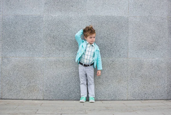 Moda garoto posando perto de parede cinza — Fotografia de Stock
