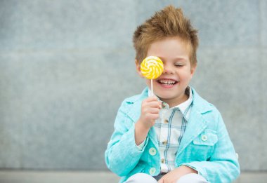 Lolipop gri duvarının yakınında olan moda çocuk