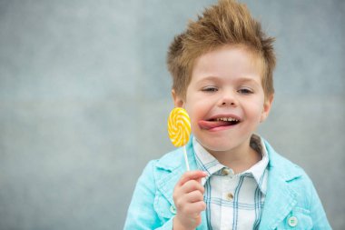 Lolipop gri duvarının yakınında olan moda çocuk