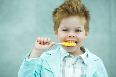 Lolipop gri duvarının yakınında olan moda çocuk