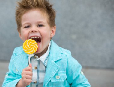 Lolipop gri duvarının yakınında olan moda çocuk