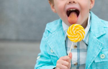 Lolipop gri duvarının yakınında olan moda çocuk