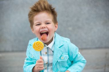 Lolipop gri duvarının yakınında olan moda çocuk