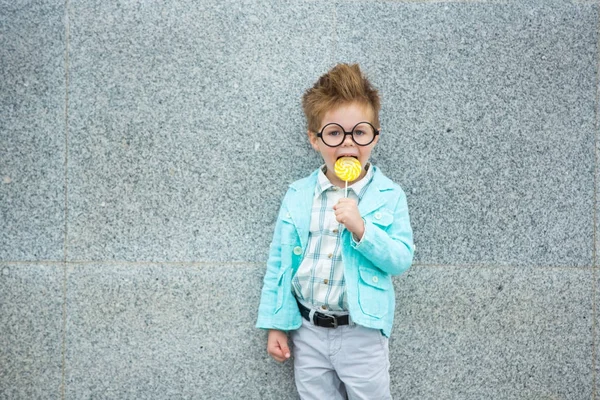 Enfant de mode avec sucette près du mur gris — Photo