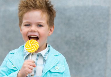 Lolipop gri duvarının yakınında olan moda çocuk