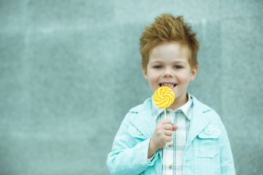 Lolipop gri duvarının yakınında olan moda çocuk