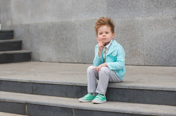 Módní kid představuje šedé zdi — Stock fotografie