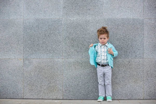 Dziecko moda pozowanie w pobliżu szare ściany — Zdjęcie stockowe