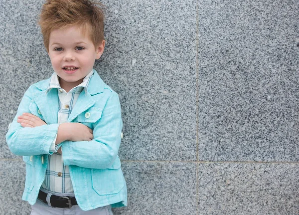 Enfant de mode posant près du mur gris — Photo