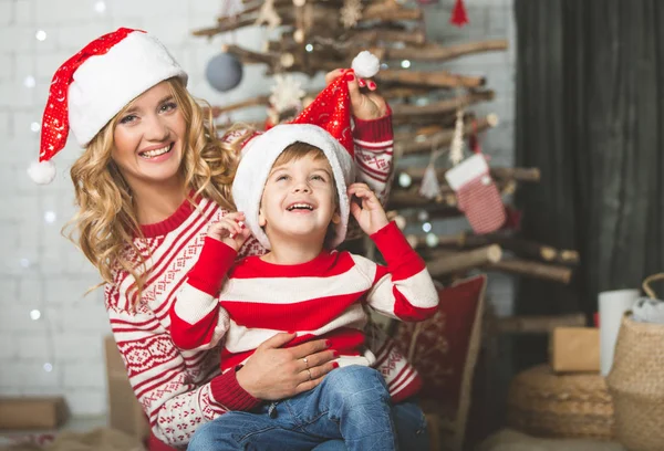 Portrait de mère et fils heureux sur le fond de l'arbre de Noël dans la salle du nouvel an. L'idée des cartes postales — Photo