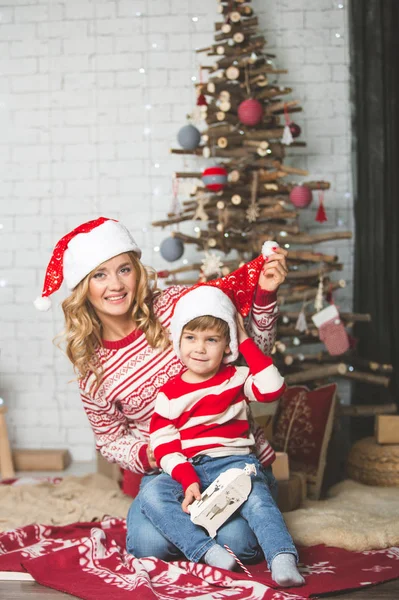 Portrait de mère et fils heureux sur le fond de l'arbre de Noël dans la salle du nouvel an. L'idée des cartes postales — Photo