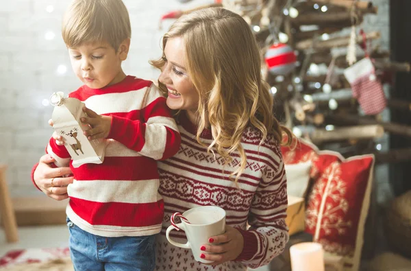 Portrait de mère et fils heureux sur le fond de l'arbre de Noël dans la salle du nouvel an. L'idée des cartes postales — Photo