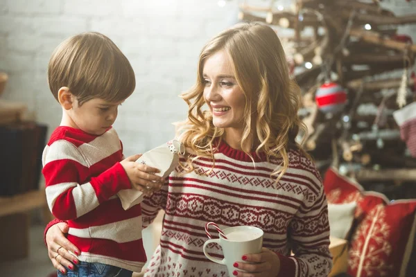 Portrait de mère et fils heureux sur le fond de l'arbre de Noël dans la salle du nouvel an. L'idée des cartes postales — Photo