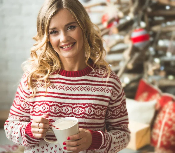 Ung vacker kvinna dricka kopp kaffe suddig vinter snö träd bakgrund. — Stockfoto