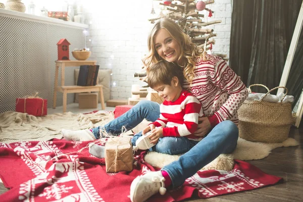 Ritratto di madre e figlio felici sullo sfondo dell'albero di Natale nella stanza di Capodanno. L'idea delle cartoline — Foto Stock