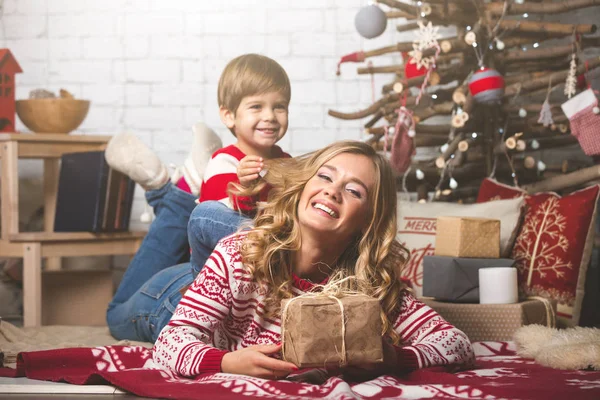 Portrait de mère et fils heureux sur le fond de l'arbre de Noël dans la salle du nouvel an. L'idée des cartes postales — Photo