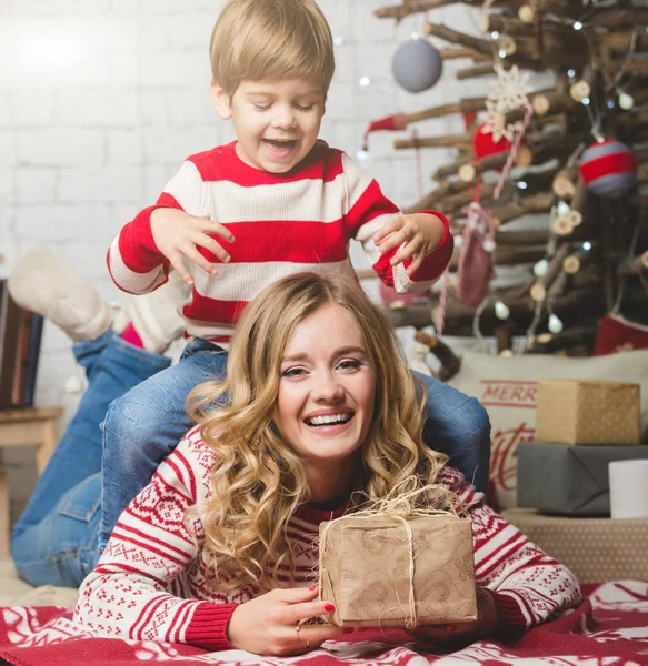 Portrait de mère et fils heureux sur le fond de l'arbre de Noël dans la salle du nouvel an. L'idée des cartes postales — Photo