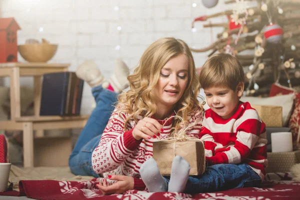 Portrait de mère et fils heureux sur le fond de l'arbre de Noël dans la salle du nouvel an. L'idée des cartes postales — Photo