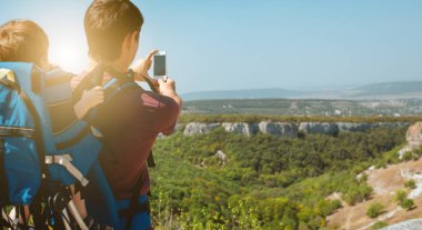 Küçük oğlu antik şehirde seyahat ile genç Baba
