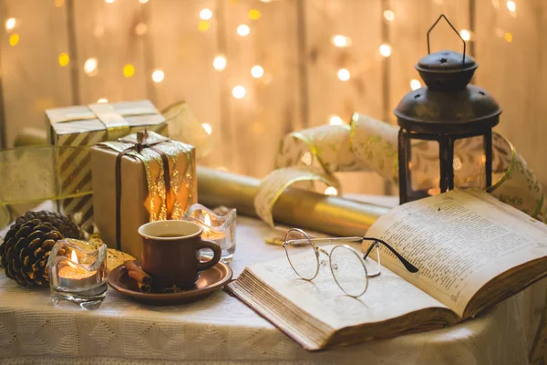 Decoração de Natal. Livro velho com óculos, xícara de café — Fotografia de Stock