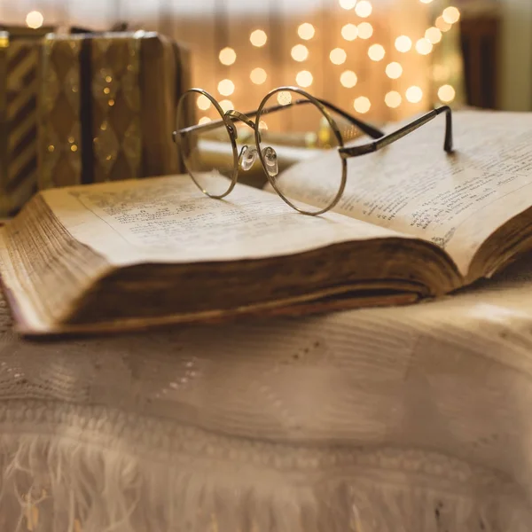 Kutsal İncil kitap gözlük ile — Stok fotoğraf