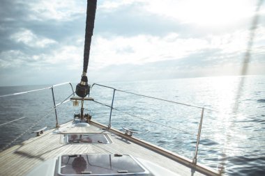 Tropikal denizde yat gezintisi.