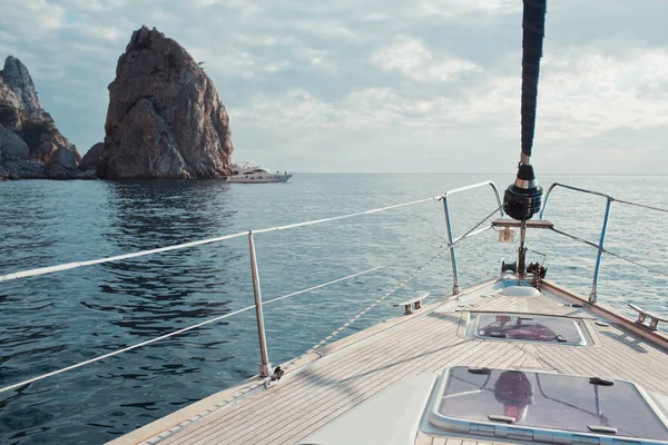Yacht segling i tropiska havet — Stockfoto