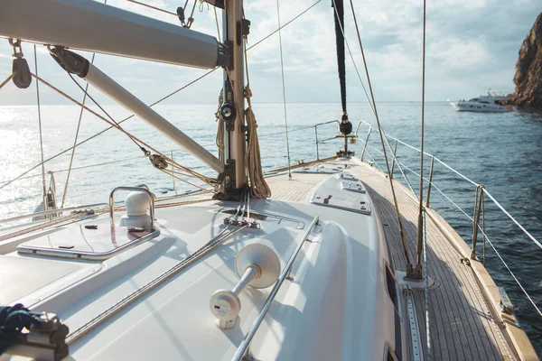 Yacht sailing in the tropical sea — Stock Photo, Image