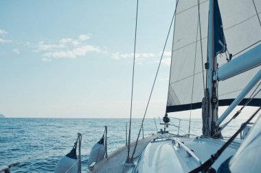 Tropikal denizde yat gezintisi.